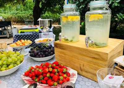 buffet avec fruits et limonade
