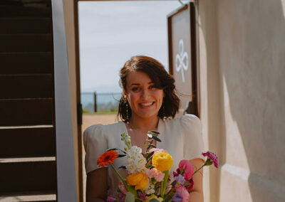 mariée souriante avec bouquet
