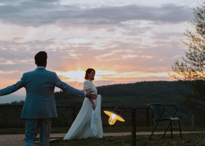 couple de jeunes mariés devant un coucher de soleil