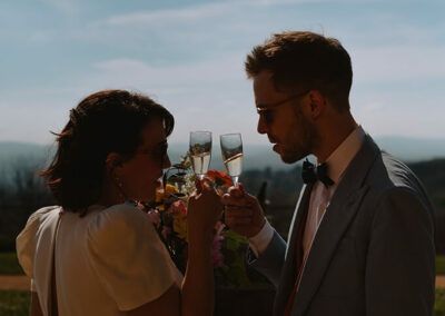 couple de jeunes mariés trinquant avec une coupette de champagne