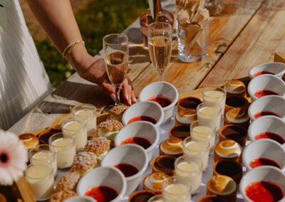 plateau posé sur table contenant des dessert avec coupes de champagne